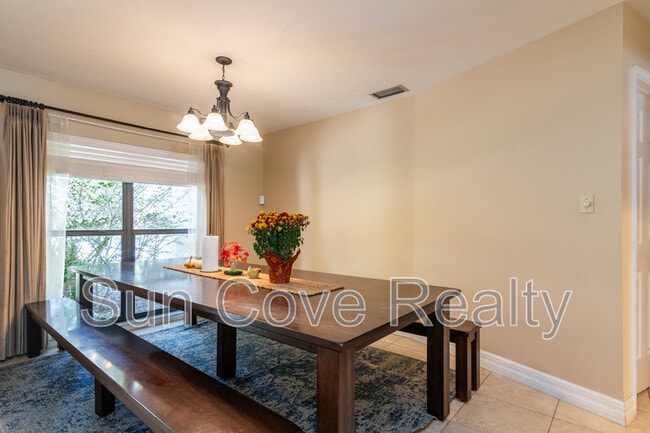 Photo - 915 Woodleaf Way