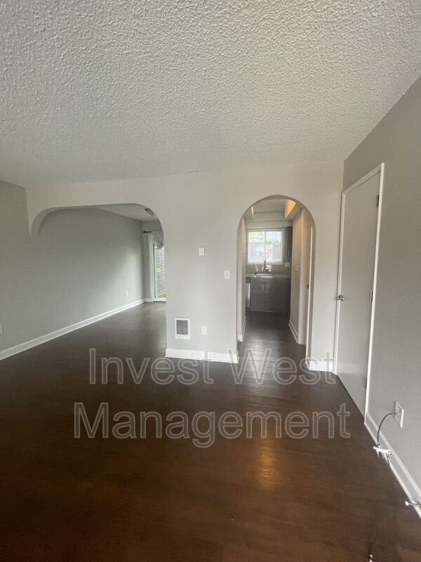 Photo - 3005 E 20th St