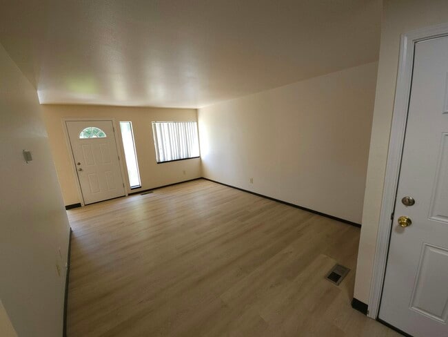 Photo - 2550 Lee St SE