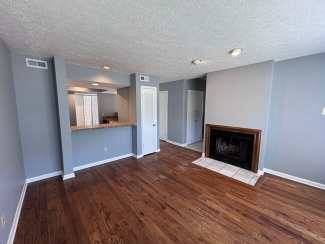Photo - 2 bedroom/2.5 bath in Brentwood (Nipper's ...