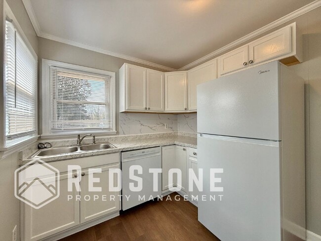 Photo - 2120 Young St