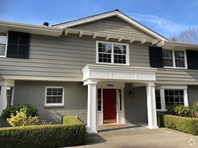 Building Photo - Elegant and Luxury home in Medina, 5 bedro...