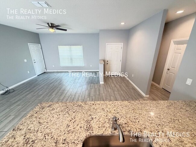 Photo - 491 Ixora Ave NW