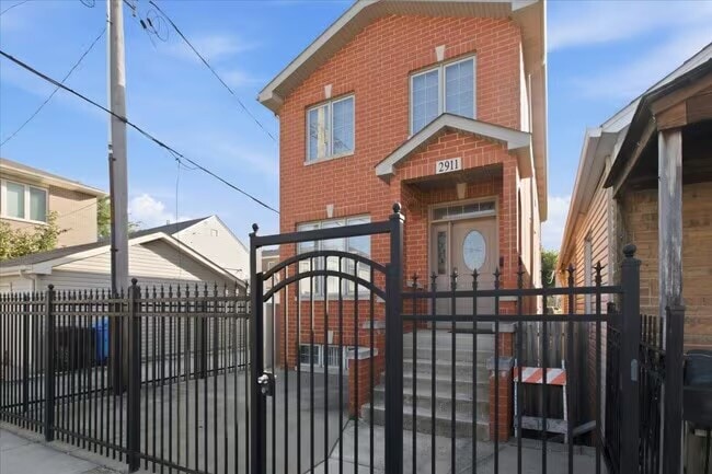 Building Photo - 2901 N Hoyne Ave Unit G