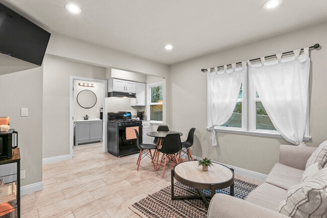 Sala de estar con vista a la cocina - 610 E Fairview Blvd Unidad 610