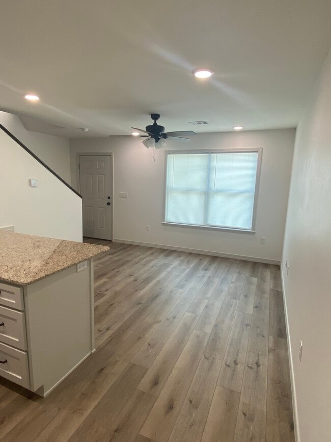 Photo - 416 E G St