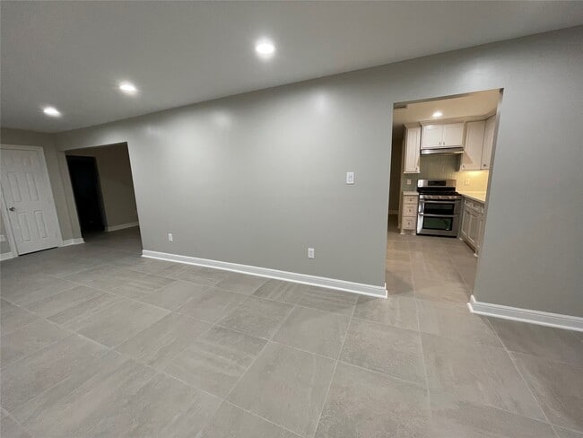 Building Photo - 2706 Wilshire Cir