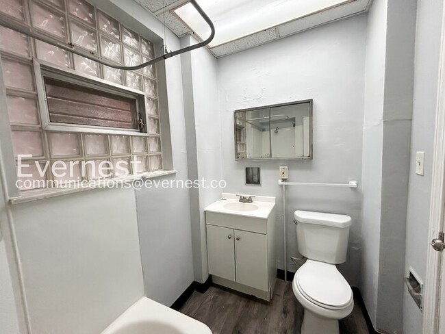 Photo - 1 Bed, 1 Bath Condo with Modern Amenities / Available Now! Unidad a