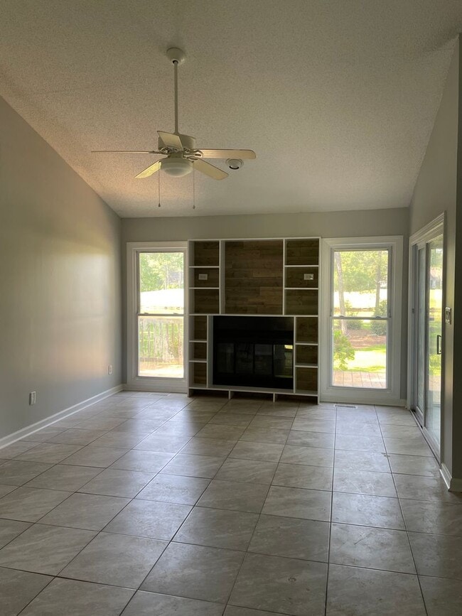Photo - 904 Shipyard Point