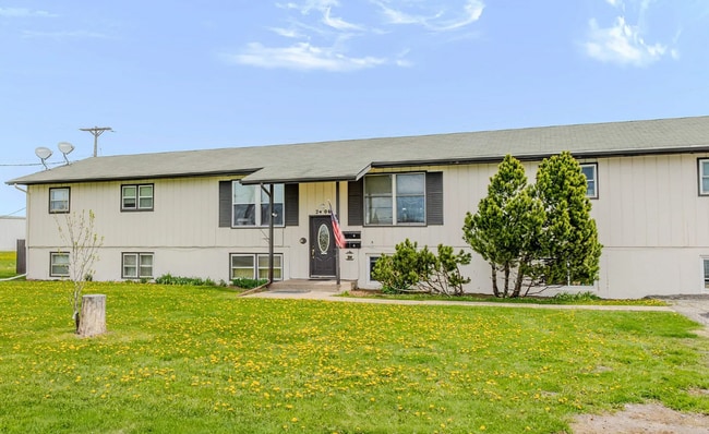 Building Photo - Spacious 3 Bedroom Apartment - AVAILABLE SEPTEMBER Unit 2406 Hill Ave - 1