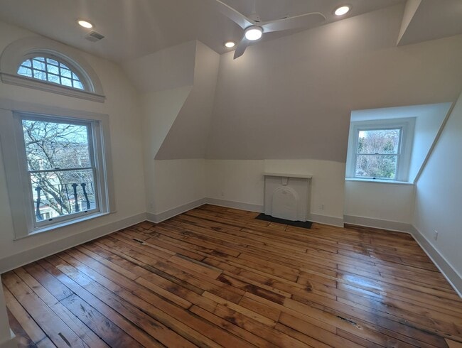 Photo - Beautifully Renovated 1 Bed, 1 Bath With In-Unit Washer/Dryer and New Appliances Unidad Apartment 5
