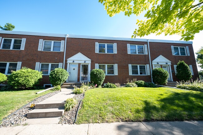Photo - 2050 Montreal Ave
