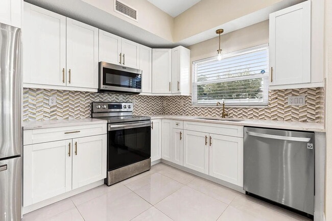 BEAUTIFULLY REMODELED 3-BEDROOM TAMPA HOME | SUNROOM | MODERN INTERIOR