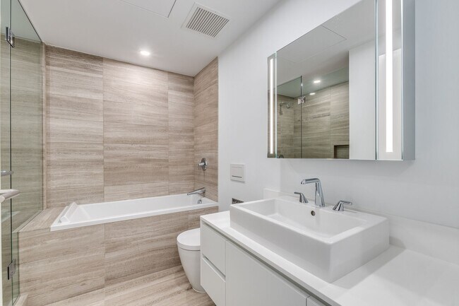 Photo - 1480 Howe St