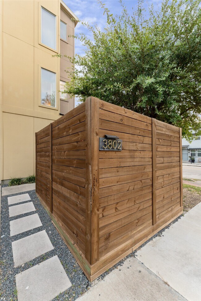 Photo - 3802 Lovejoy St