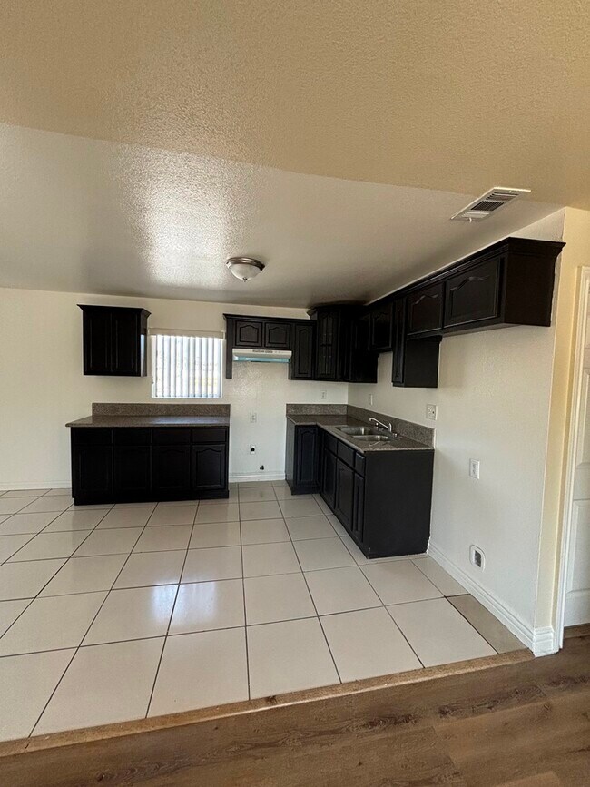 Photo - 830-828 W 71st St