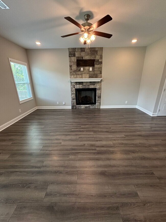 Photo - 4 Bedroom 2 1/2 Bath Pet Friendly Home For Rent Near Post!