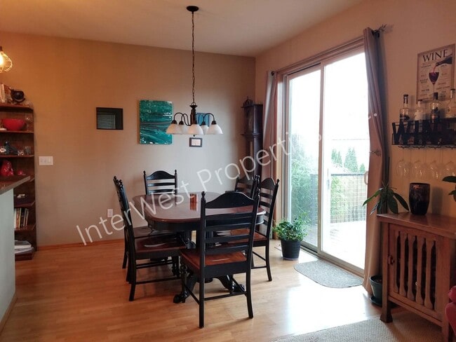 Photo - Large 3 Bed 2.5Ba Vancouver Beauty W/ Gas Fireplace, Dog Run, Fenced Yard & So Much More!