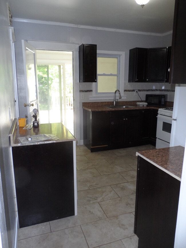 Cocina similar, pero no idéntica. - 48 Cleveland Ave