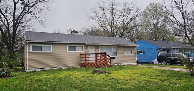 Building Photo - 4 bedroom 2 bath, must see inside!