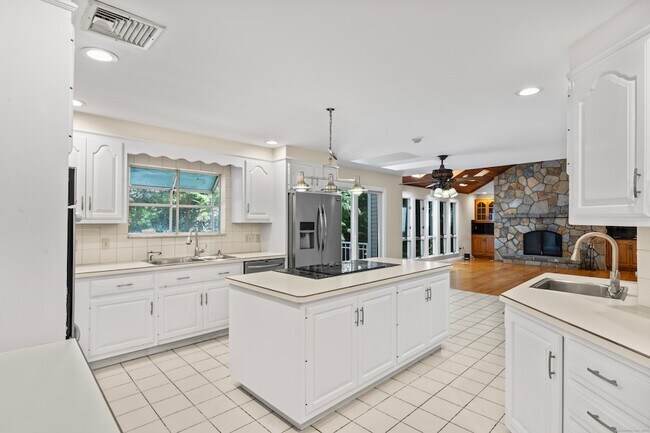 Photo - 501 Woodbine Rd