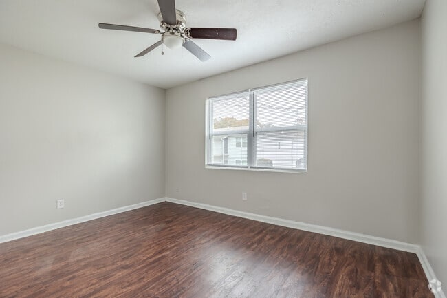 2BR, 2BA - 1000SF