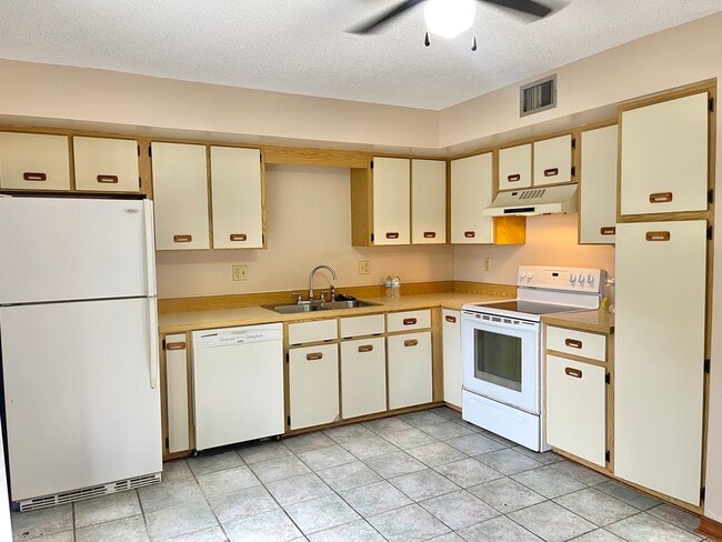 Photo - 2085 Oak Meadow Cir
