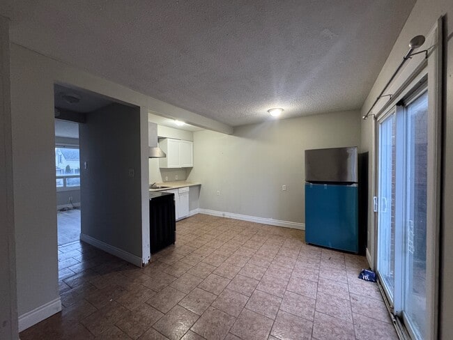 Photo - Renovated 2 Bedroom & 1.5 Bathroom Townhome! Unité 20