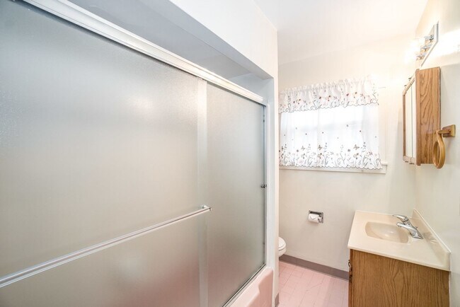 Photo - 1537 Court St