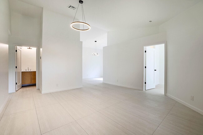 Photo - 320 NE 42nd St