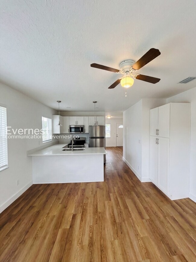 Photo - 2070 Loma Linda Way N