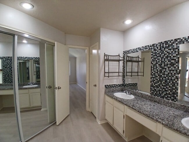 Photo - 2931 Auburn Dr