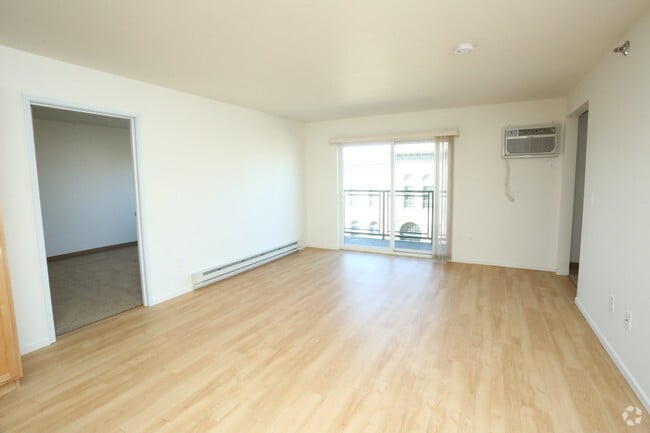 2BR, 2BA - 1020 SF