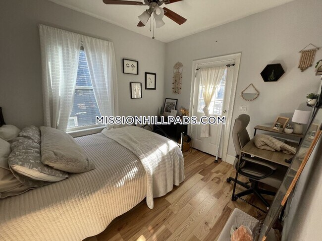 Photo - 180 Hillside St