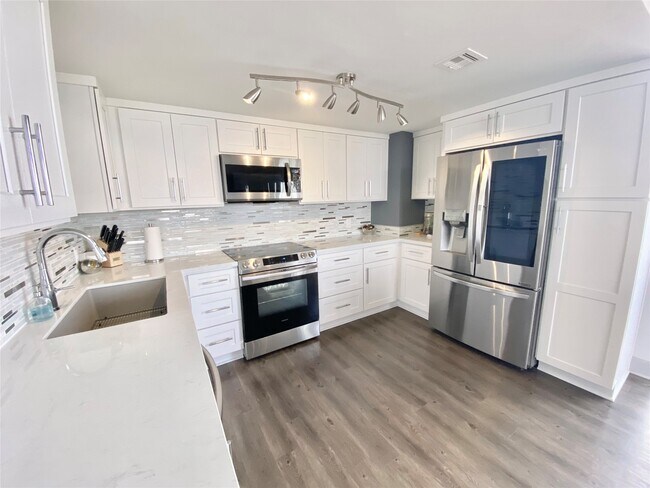 Photo - 2016 Main St Unit 1702