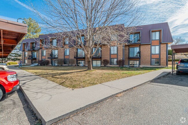 Building Photo - Bright & Spacious 1BD/1BA Top-Floor Unit w... Rental
