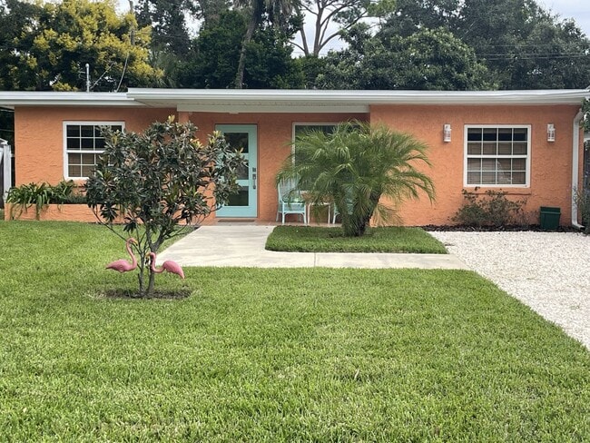 Building Photo - Charming 3Bed 2bath Nestled in the heart o... Rental