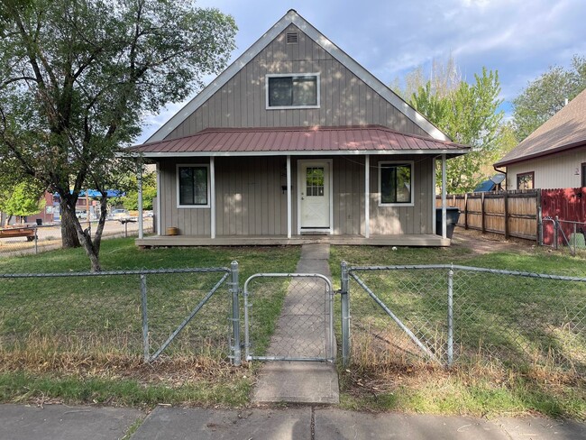 Building Photo - Charming Home Close to Downtown and Schools