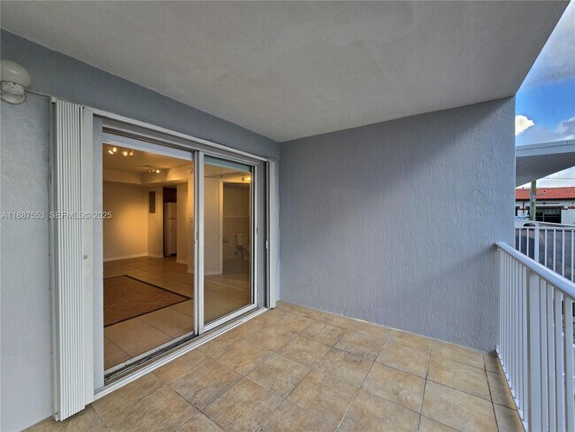 Photo - 637 SW 3rd St Unit 404