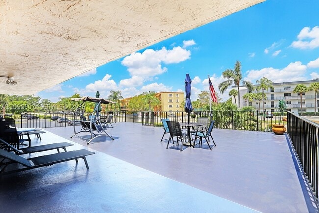 Building Photo - 9370 SW 8th St Unit 222