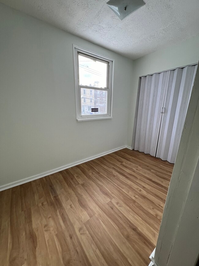 Bed room 1 study room - 3239 Dawson St