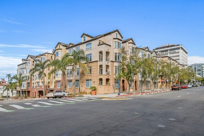 Building Photo - Penthouse 1BR + Loft w/ Bonus Room | 2 Baths | Laundry | 2 Parking | Walk to Balboa Park Unit 426