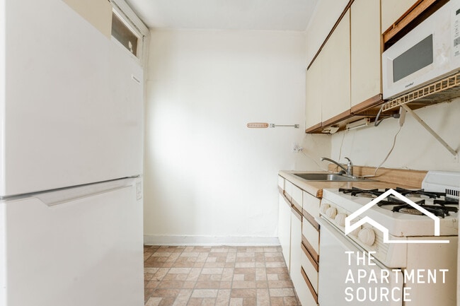 Building Photo - 512 W Cornelia Ave Unit 302