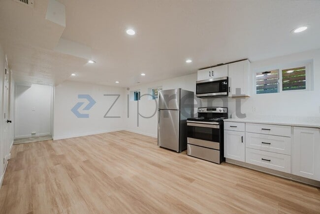 Building Photo - Unit B