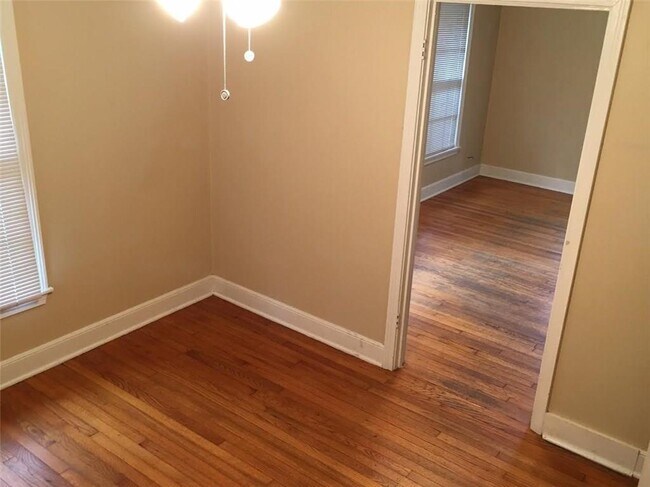 Photo - 1911 W 38th St