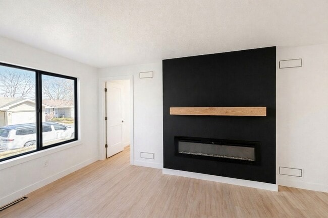 Chimenea en la sala de estar - 3101 Shadyside Dr