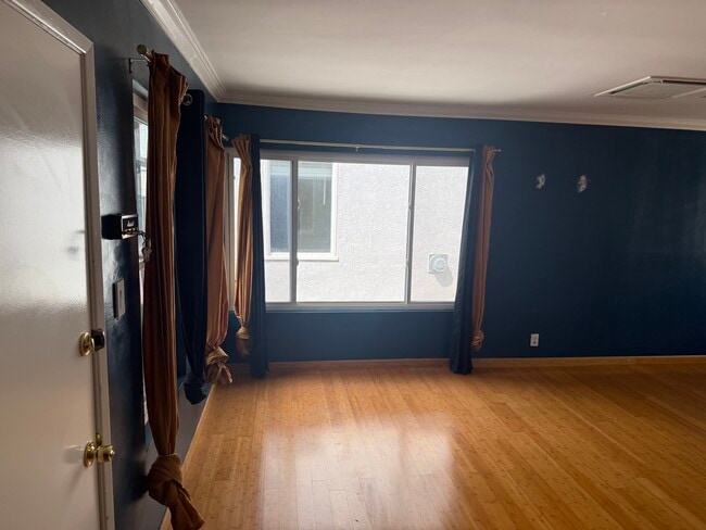 Building Photo - 1227 E 1st St Unit 2F