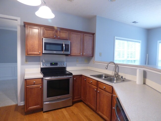 Photo - *FALL SPECIAL-1/2 OFF 1st MO!* Lovely, Spa...