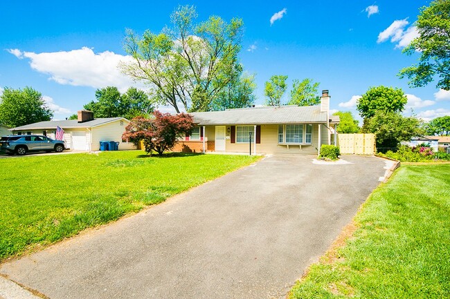 Building Photo - 105 N Cypress Rd