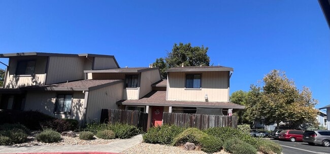 Building Photo - Remodeled Spacious 3BR/2BA Home in Prime Davis Location